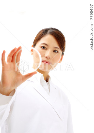 研究人員正在研究培養皿 7790497