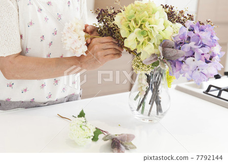 一個女人在廚房里安排鮮花 一個女人在廚房里安排鮮花 7792144