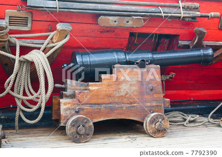 Small ancient ship gun 7792390