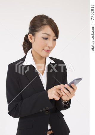給智能手機發電子郵件的女商人 給智能手機發電子郵件的女商人 7792915