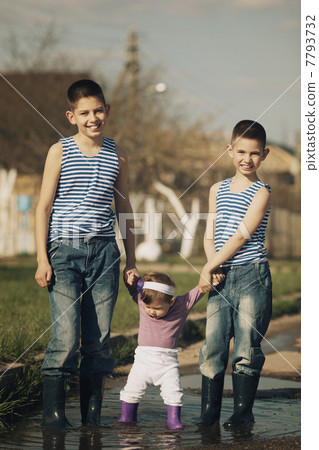 happy children playing in the puddle 7793732