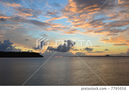 Dusk of the East China Sea as seen from Sengoku Bridge (Headquarter Town, Kunigami-gun, Okinawa Prefecture) 7795058