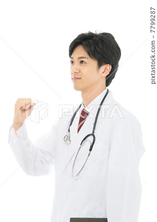 醫生穿著白大褂 7799287