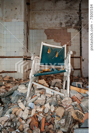 Abandoned elderly house 7800584