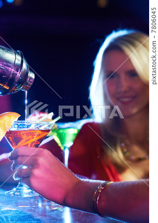 Pouring cocktail Pouring cocktail 7806045