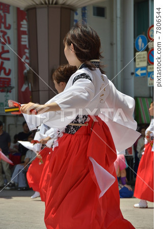 Tosa's summer Yosakoi festival is a beautiful shrine maiden team "Hitohira" in front of Zoneyacho Central Park with fun vermillion hakama Tosa's summer Yosakoi festival is a beautiful shrine maiden team "Hitohira" in front of Zoneyacho Central Park with fun vermillion hakama 7806544