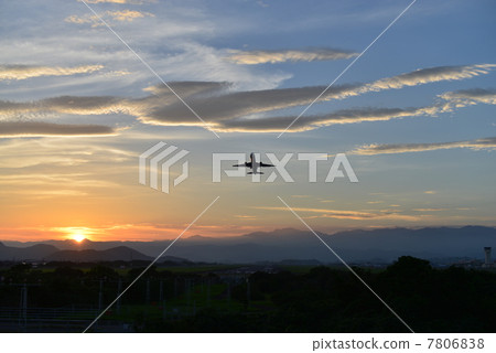 Taking off at sunset Towards the last line of Tokyo line Sending me off at the sunset 7806838