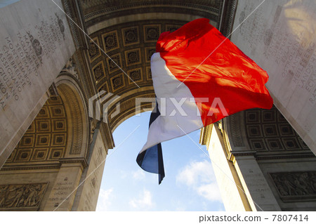 凱旋門和巴黎的法國國旗 7807414