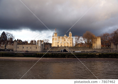 Tower of London that grows at sunset 7807462