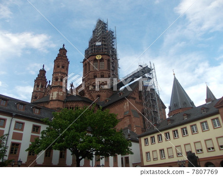 Walking through the streets of Germany (Mainz Cathedral) 7807769