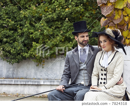 Old-fashioned dressed couple in the park 7824318