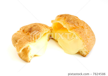 Delicious puff cut into half 7824586