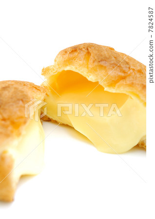 Delicious puff cut into half 7824587