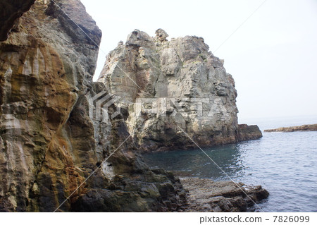 Three-story wall rocky mountain 7826099