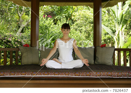 Young woman practising yoga 7826437