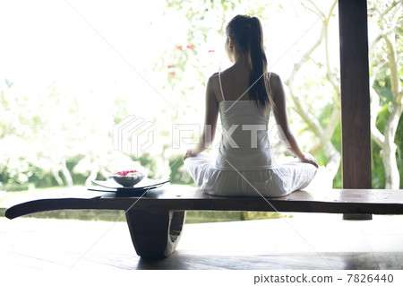 Young woman practising yoga 7826440