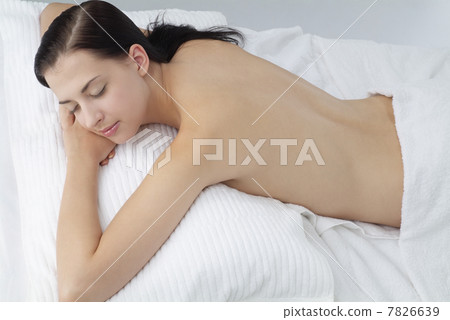 "Young woman lying on front,close up" 7826639