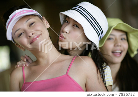 Three young women smiling 7826732