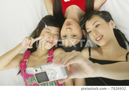 Young women taking photo of themselves Young women taking photo of themselves 7826932