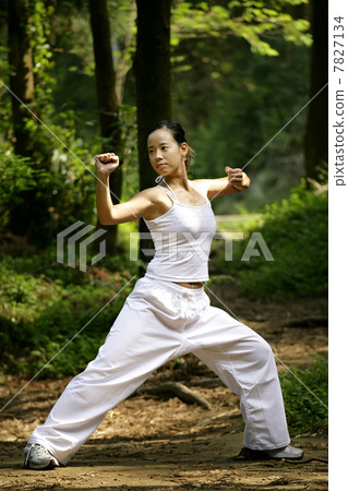 Young woman doing exercise 7827134