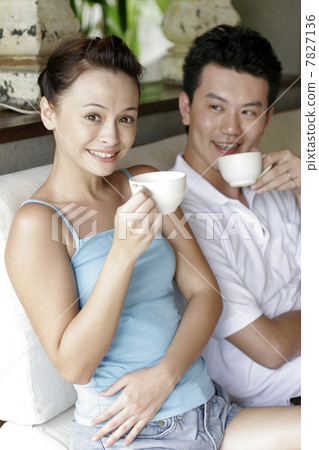 Couple drinking coffee together 7827136