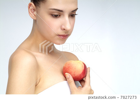 Close-up of young woman holding an apple 7827273