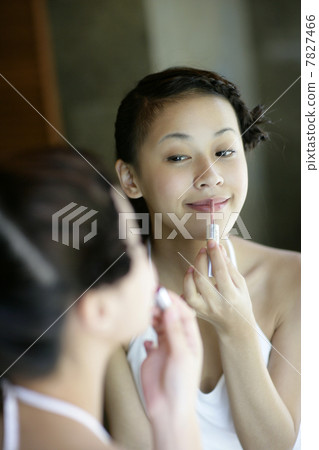 Young woman making up 7827466