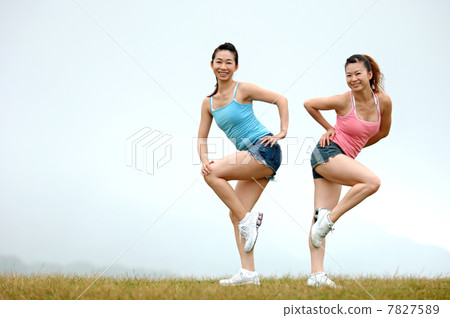 Young woman doing exercise 7827589