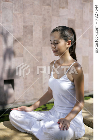 Young woman practising yoga 7827644