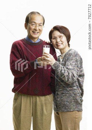 Portrait of senior couple 7827712