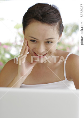Close up of young woman smiling 7828087