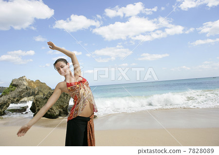 Young woman posing on the beach 7828089