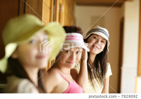 Three young women smiling 7828092