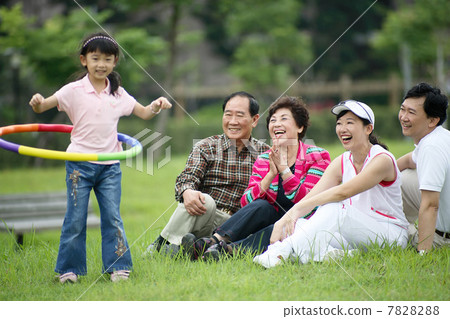 Three generation family 7828288