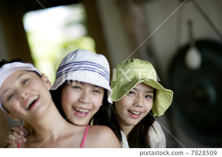 Three young women smiling 7828509