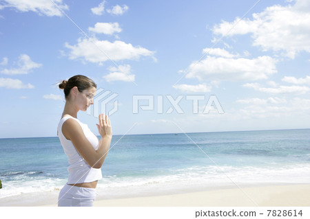 Young woman practicing yoga on the beach Young woman practicing yoga on the beach 7828614