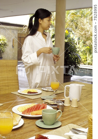 Young woman standing at the table 7828995