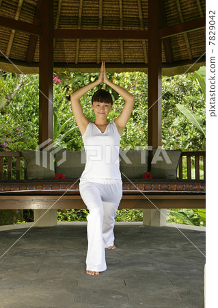 Young woman practising yoga 7829042