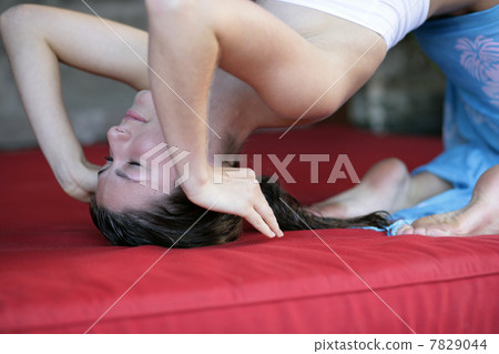 Young woman practising yoga 7829044