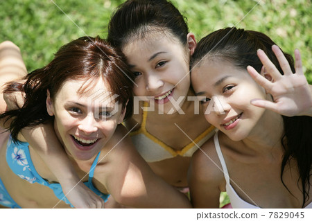 Close up of three young women 7829045