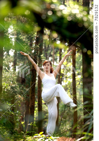 Young woman doing exercise 7829132
