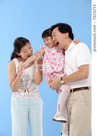 Portrait of young family 7829253