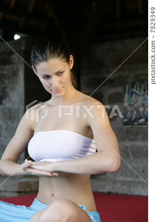 Young woman practising yoga 7829349