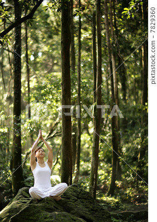 Young woman doing exercise 7829360