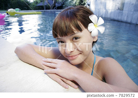 Young woman standing in swimming pool 7829572