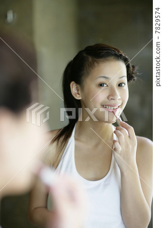 Young woman making up 7829574