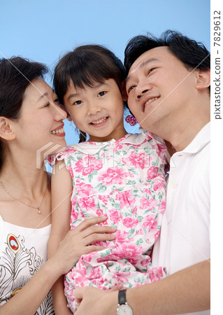 Portrait of young family 7829612