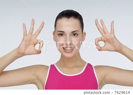 Young woman doing exercise 7829614