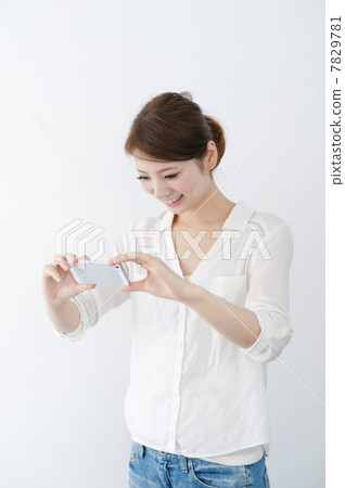 一個年輕可愛的女性 7829781