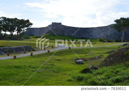 Nakijin castle · Ishigaki of the outskirts (Okinawa prefecture Kokubo-gun Nakijin village) 7830011